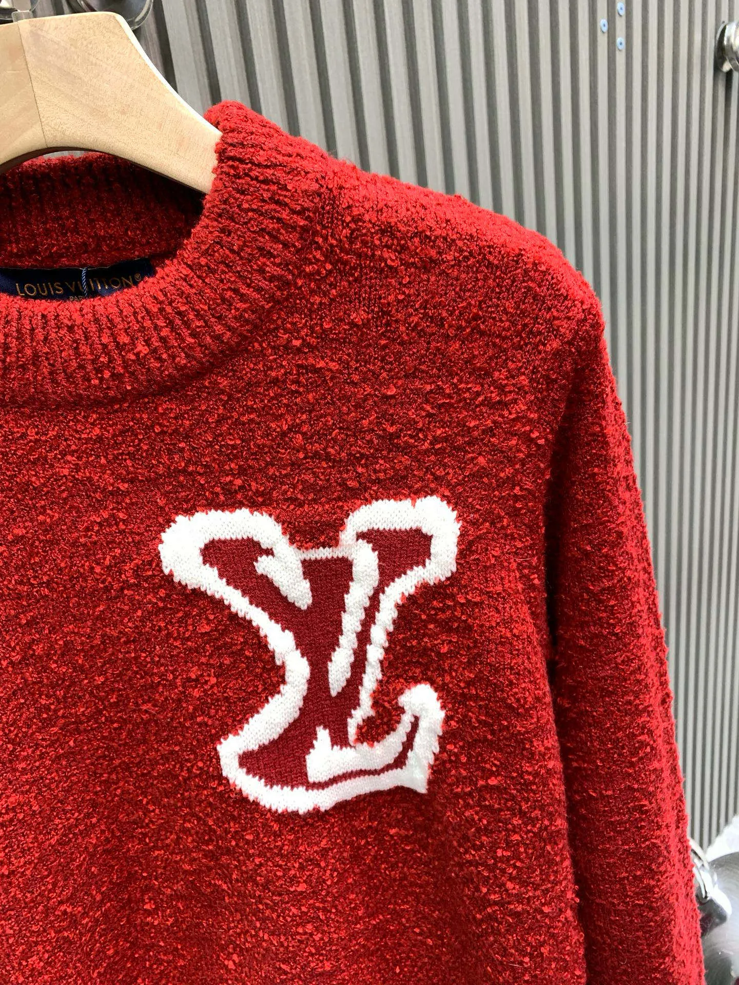 🅿️400 🀄️ Louis Vuitton 1v 25FW New Year's style mirrored logo intarsia sweater. Original purchase: 10,900. Custom-woven and dyed sheep wool 55%, yak hair 21%, nylon 20%, spandex 4% wool loop yarn. The yarn has high ductility and good elasticity. It is different from the non-elastic version on the market. The special washing process is very soft and skin-friendly. Positive 3-needle knitting process. The thickness of each stitch of the inlay on the clothing logo is consistent with ZP. The back logo is a mirror intarsia. A high-elastic elastic band is added in the middle of the thread at the neckline. The upper body is soft, breathable, and skin-friendly. It is not easy to deform when washed. The upper body is skin-friendly and versatile. Wear it in front of others. A powerful autumn and winter item.
